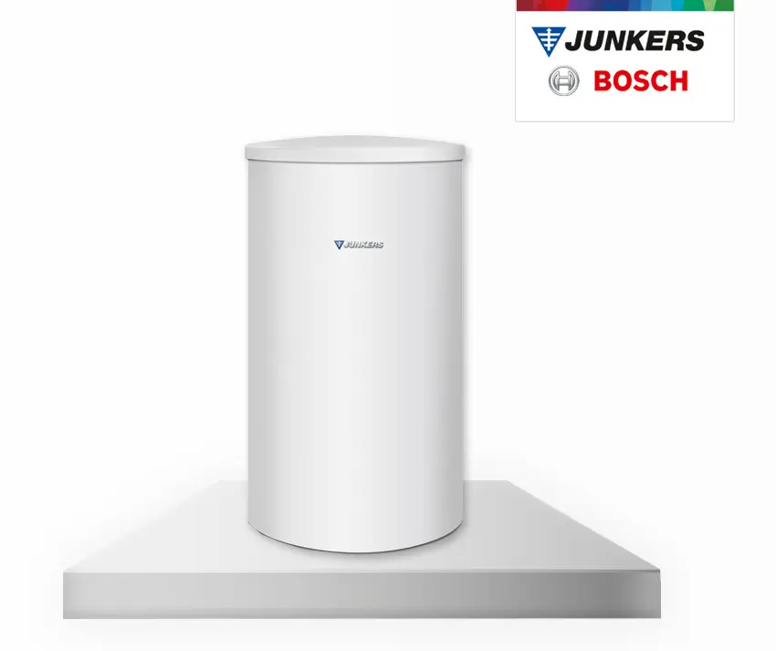 Weißer Warmwasserspeicher auf einer Standfläche, mit dem Logo von Junkers und Bosch sichtbar. Der Speicher hat eine zylindrische Form.